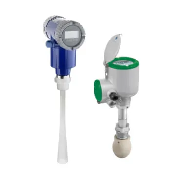 Two types of radar level transmitters: a blue guided-wave radar with a long vertical probe, and a white and green free-space radar with a cone-shaped antenna.